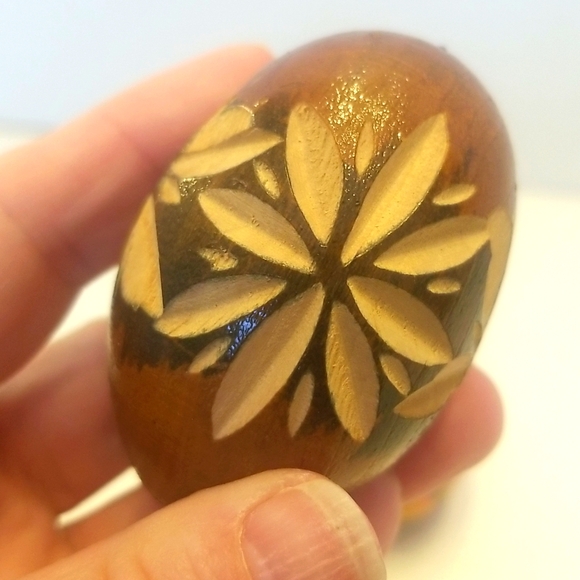 Vintage Four Handpainted & Carved Wooden Easter Eggs | Folk Art Collectibles - Picture 8 of 11